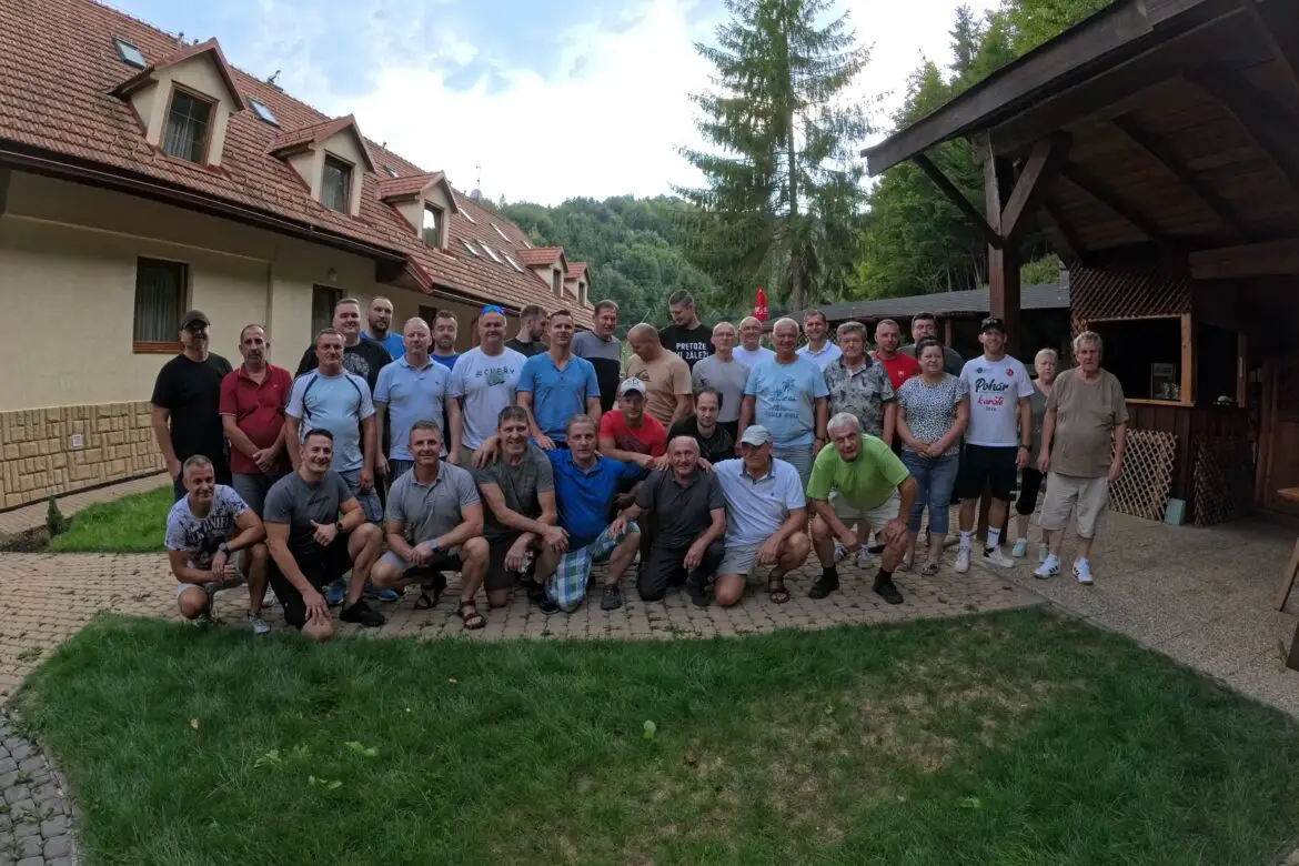 Zápasníci ŠKP spoločne pri guľaši a pive